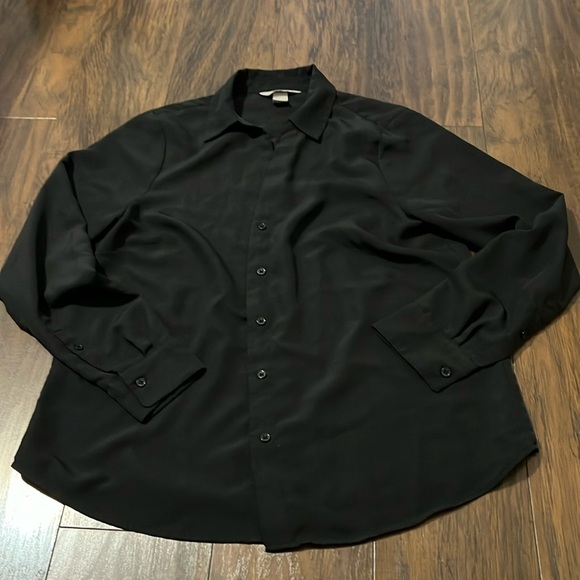 H&M Tops - Super cute black shirt by H&M